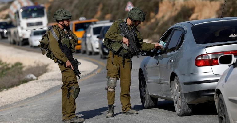 قال ضابط إسرائيلي سابق في جهاز الاستخبارات العسكرية "أمان" إن "السلطة الفلسطينية تفهم جيدا أن التعاون مع إسرائيل يجب أن يستمر، وقد توصل الجانبان إلى تفاهمات حول استمرار عمليات الجيش الإسرائيلي في الضفة الغربية؛ من أجل إلقاء القبض على المسلحين المسؤولين عن تنفيذ الهجمات العسكرية الأخيرة في منطقة رام الله، بحيث أثبت التنسيق الأمني بينهما نفسه في لحظة الاختبار الحقيقية".   وأشار يوني بن مناحيم في مقاله على المعهد المقدسي للشؤون العامة والدولة، وترجمته "عربي21"، إلى أن "القوات الأمنية الإسرائيلية تكثف من عملها 