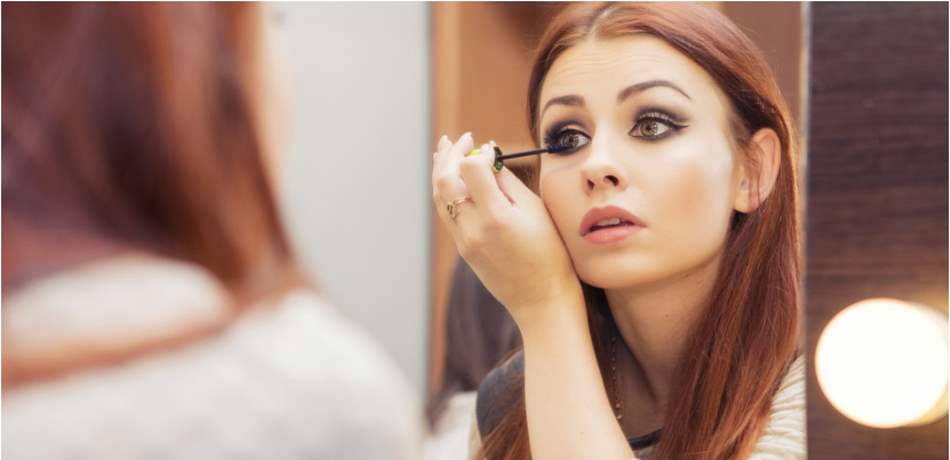 لماذا تفتحُ المرأة فمها عند تطبيق الماسكارا؟!