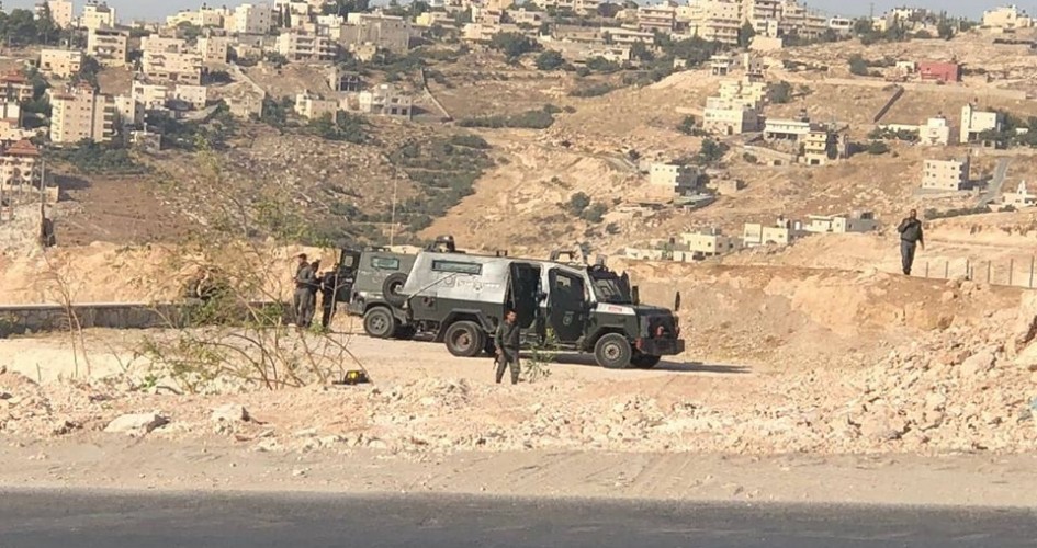 الاحتلال يحاصر "الخان الأحمر" ويغلقه عسكرياً قبيل تشريد سكانه