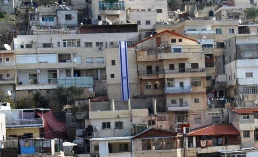 هآرتس:الاحتلال يعتقل محافظ القدس لإخفاء أسماء متورطين في بيع منازل للمستوطنين