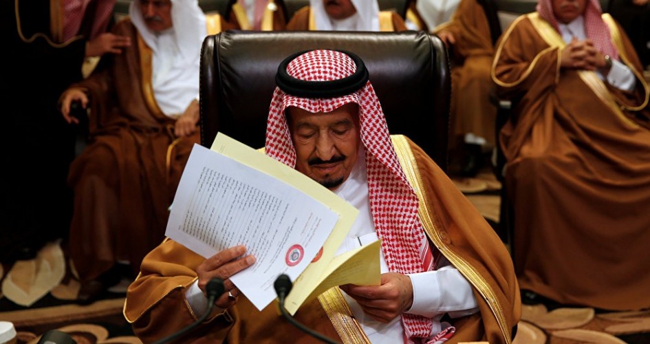 خبير أمريكي: لماذا يريد ولي العهد السعودي بقاء والده سلمان ملكاً؟