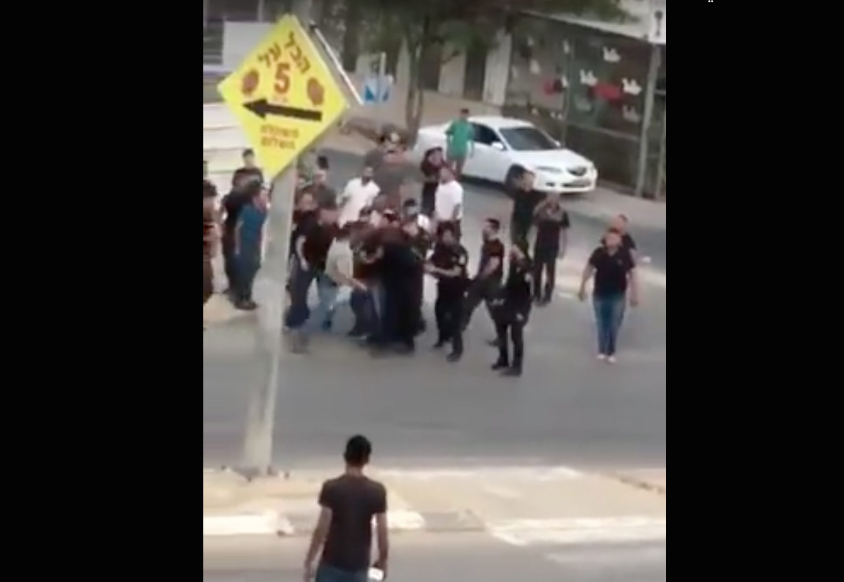 فيديو- شرطي يصفع مواطنا في رهط وأردان يرد