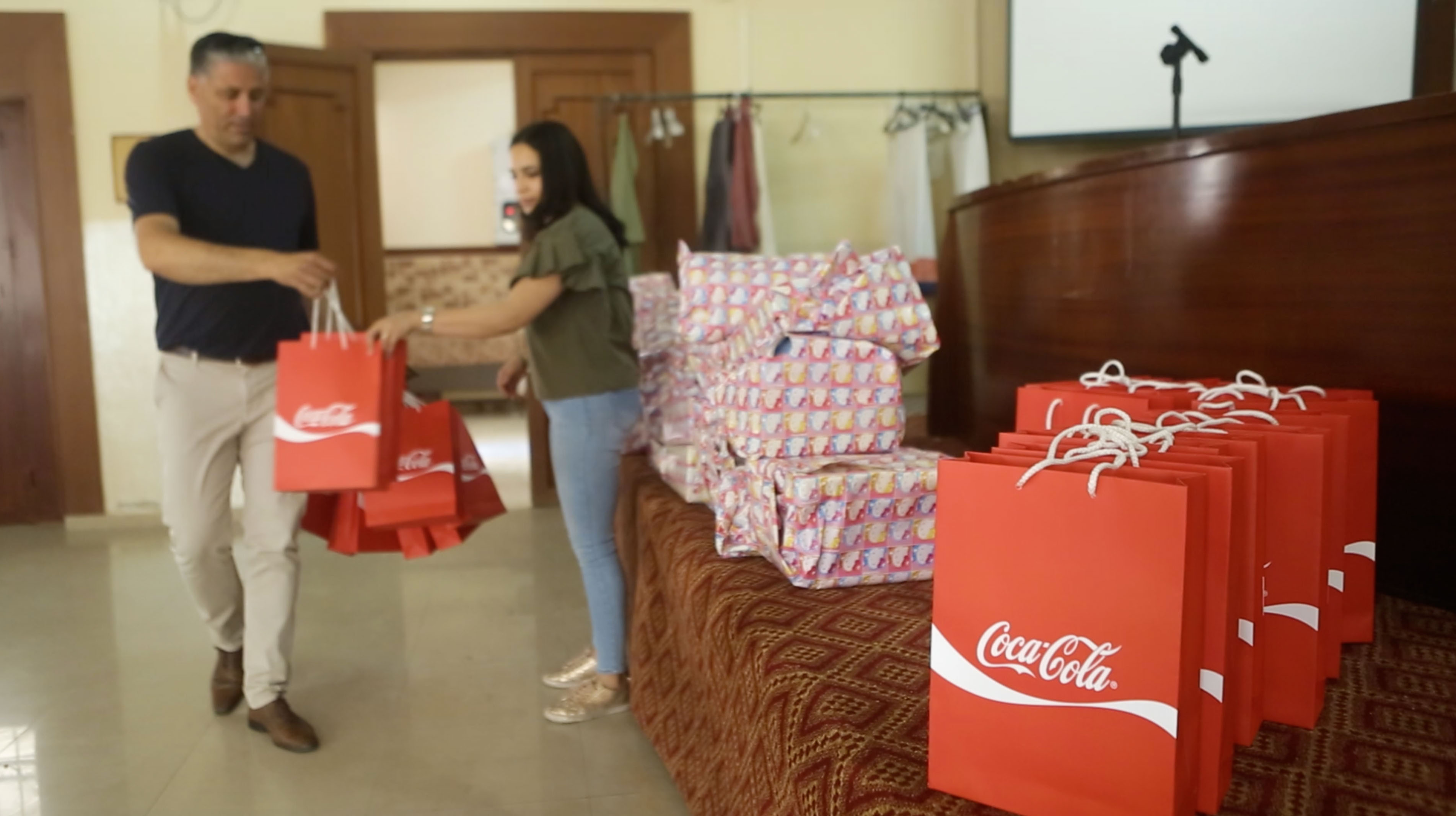  المشروبات الوطنية وراية تنظمان فعاليات فرح وتوزيع هدايا للأطفال الأيتام والمرضى
