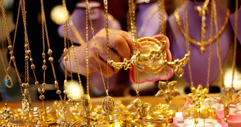 الذهب يقلص خسائره مع تراجع الدولار