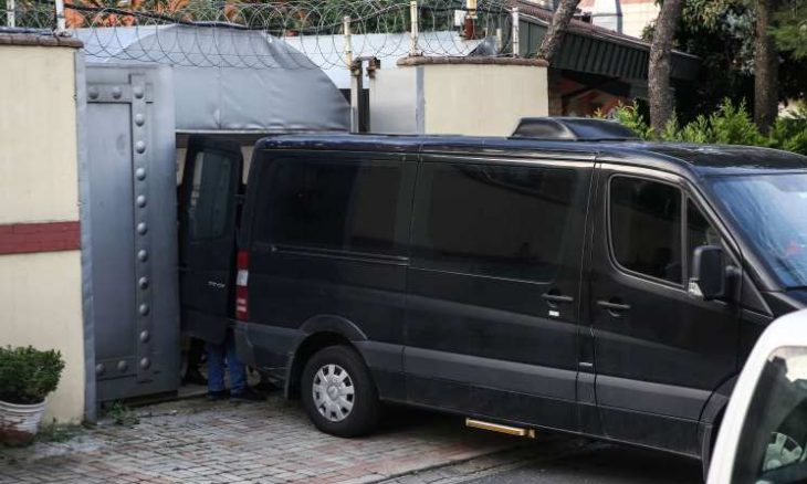 حافلة مظللة تنقل 3 حقائب من القنصلية السعودية في إسطنبول