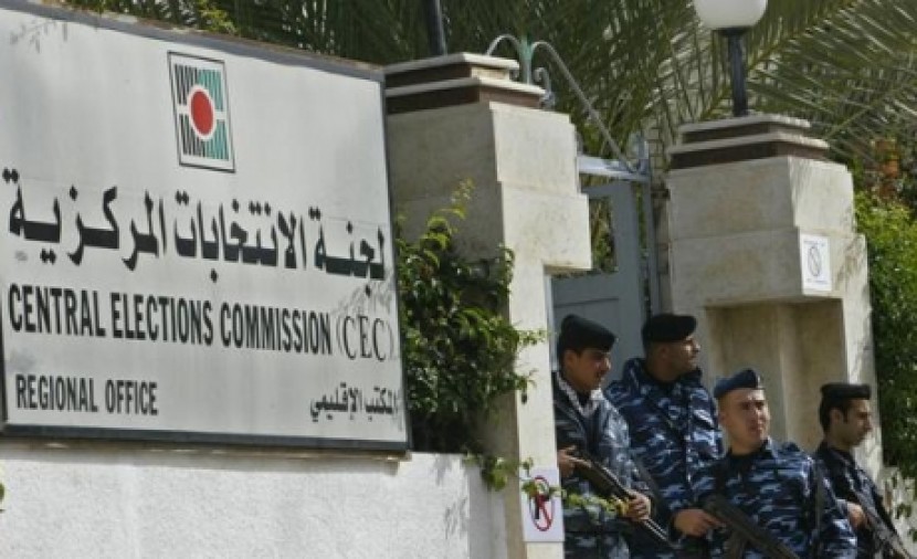 "لجنة الانتخابات" تُطلع عباس على تحديات عقد "التشريعية"
