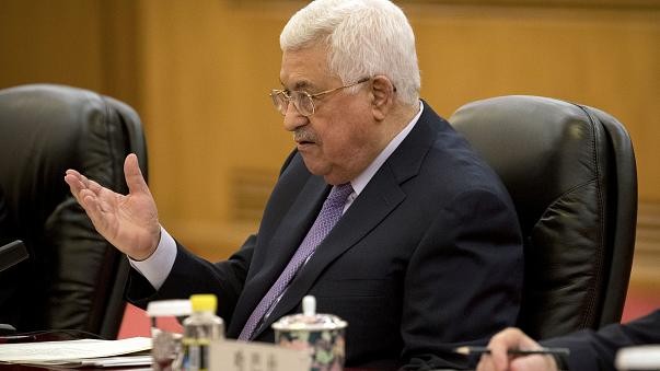 "إسرائيل" تراقب بحذر وضع عباس الصحي