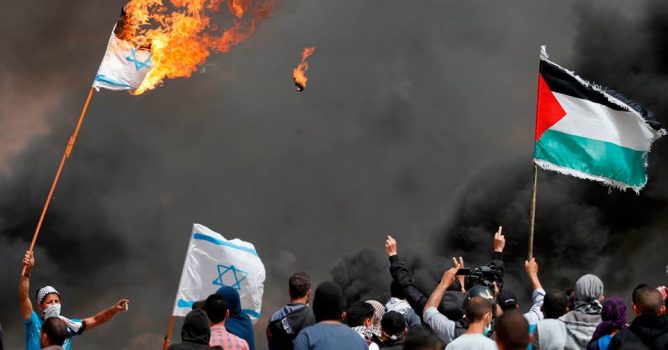 الاحتلال يطلق القنابل الغازية على المتظاهرين شرق غزة