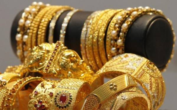 الذهب يهبط بعد 14 شهرا من الارتفاع