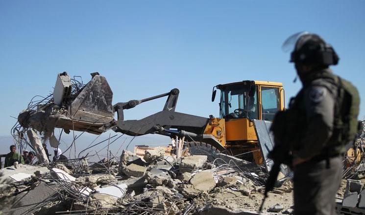 الاحتلال يجبر المواطن أيمن زرينة على هدم منزله في بيت جالا