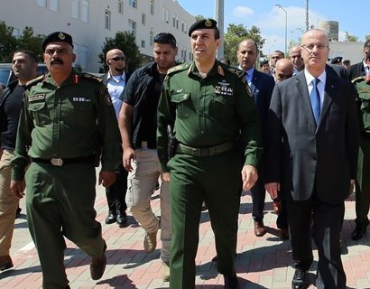 أبو دخان يعفي قائد منطقة الخليل من مهامهه