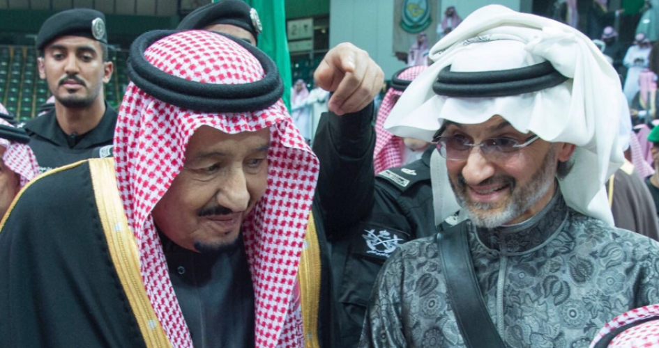 أول ظهور للملك سلمان والملياردير بن طلال بعد الإفراج عنه (فيديو)