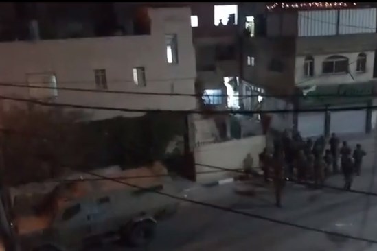 الاحتلال يخلي منزل عائلة أبو حميد في الامعري بعد محاصرته ووقوع مواجهات