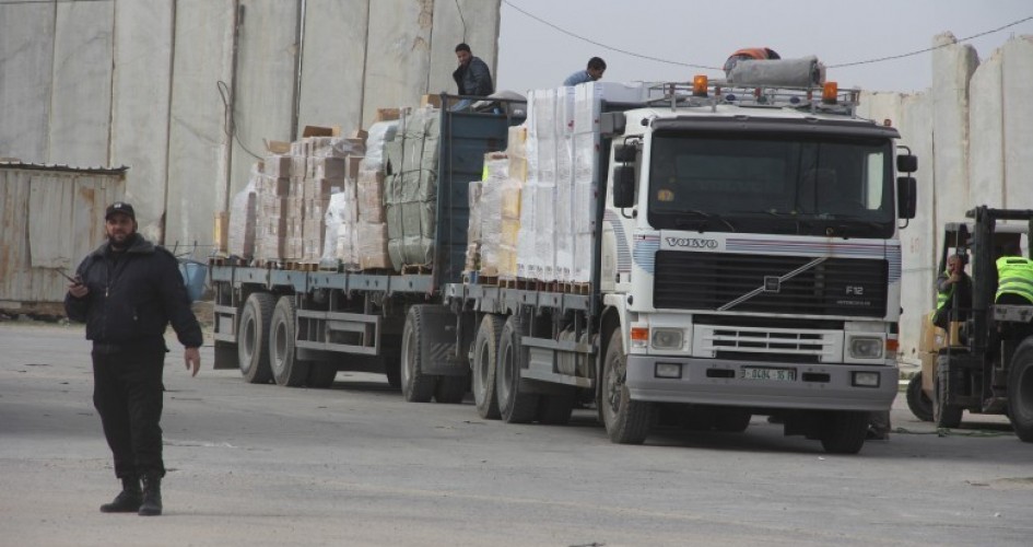 الاحتلال يحتجز أكثر من 2000 شاحنة مُحملة بالبضائع لغزة