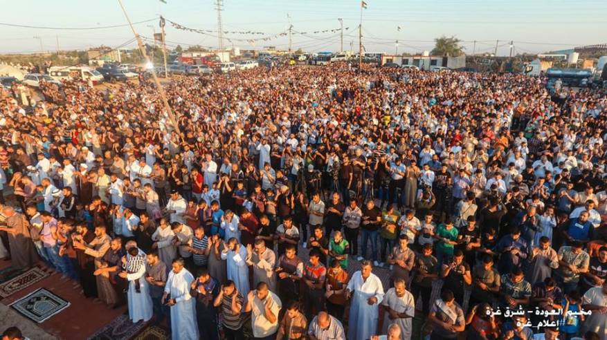 عشرات الآلاف يؤدون صلاة العيد على الحدود الشرقية لغزة