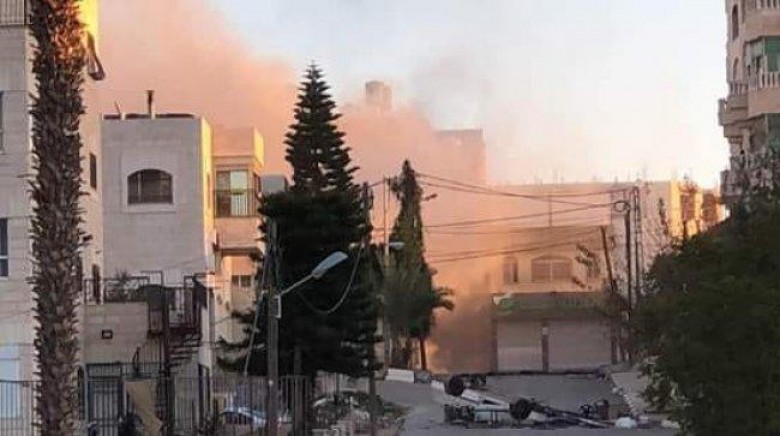 قوات الاحتلال تفجر منزل عائلة أسير جريح جنوب الخليل