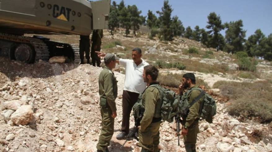 مستوطنون يستولون على أراضٍ ويستغلونها بزراعة أشتال