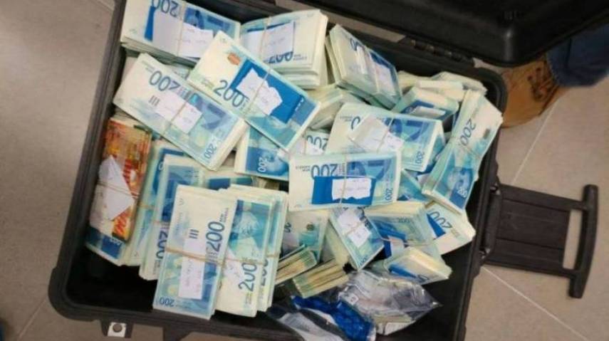ألقت الشرطة اليوم القبض على ستة أشخاص يشتبه تورطهم بثلاث قضايا سرقات منفصلة في رام الله .  وذكر بيان إدارة العلاقات العامة والإعلام بالشرطة، أنه وفي القضية الأولى وبناء على شكوى مواطنة تلقتها شرطة المباحث العامة في رام الله تفيد قيام مجهولين بسرقة معدات وأجهزة ومواد من صالون تجميل للسيدات تملكه في مجمع تجاري في رام الله.  وقدرت المشتكية قيمة المسروقات بمبلغ يقارب 20 ألف شيكل، وبعد إجراءات البحث والتحري وجمع الأدلة تم الاشتباه بشخصين وتم إلقاء القبض عليهما وضبطت الشرطة بحوزتهما المسروقات.  وفي القضية الثانية