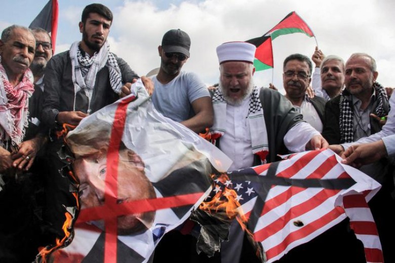 حماس": واشنطن تُشعل المخيمات الفلسطينية بلبنان تنفيذًا لـ "صفقة القرن"