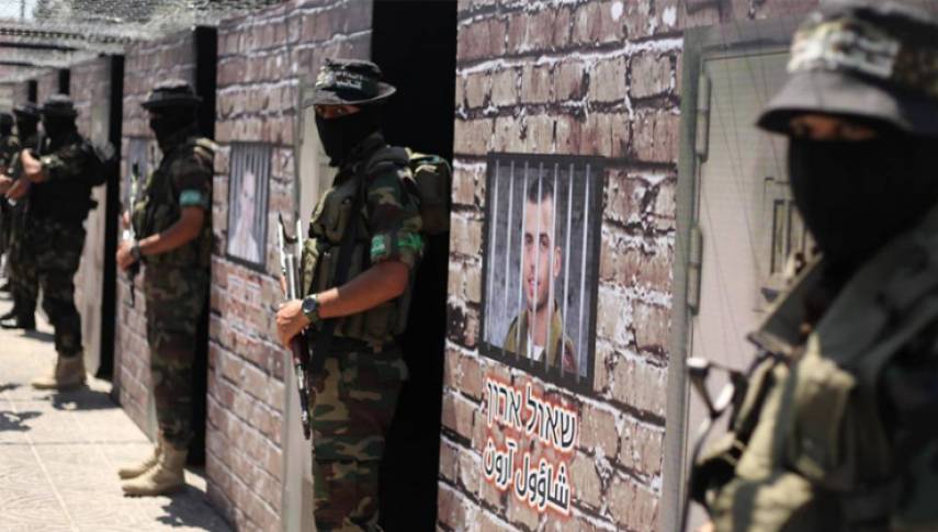 قال "أبو عبيدة"، الناطق باسم كتائب القسام: إن قيادة القسام أعطت توجيهات "لوحدة الظل"، بالضغط على الأسرى الإسرائيليين لديها. وشدد "أبو عبيدة" في تغريدة له عبر تطبيق تلجرام: "وأمام ما يعانيه أسرانا من بطش المحتل وغطرسته فقد أعطت قيادة القسام توجيها لوحدة الظل بالضغط على أسرى العدو؛ معاملة بالمثل وانتصارا لأسرانا الأبطال". ووجه ابو عبيدة رسالة للاحتلال، أكد فيها أن المعاملة التي تلقاها الجندي شاليط لدى المقاومة والتي يعلمها العدو جيدا، لن تتكرر مع ما لدى القسام من أسرى أمام استمراره في التنكيل بالأسرى وذويهم. 