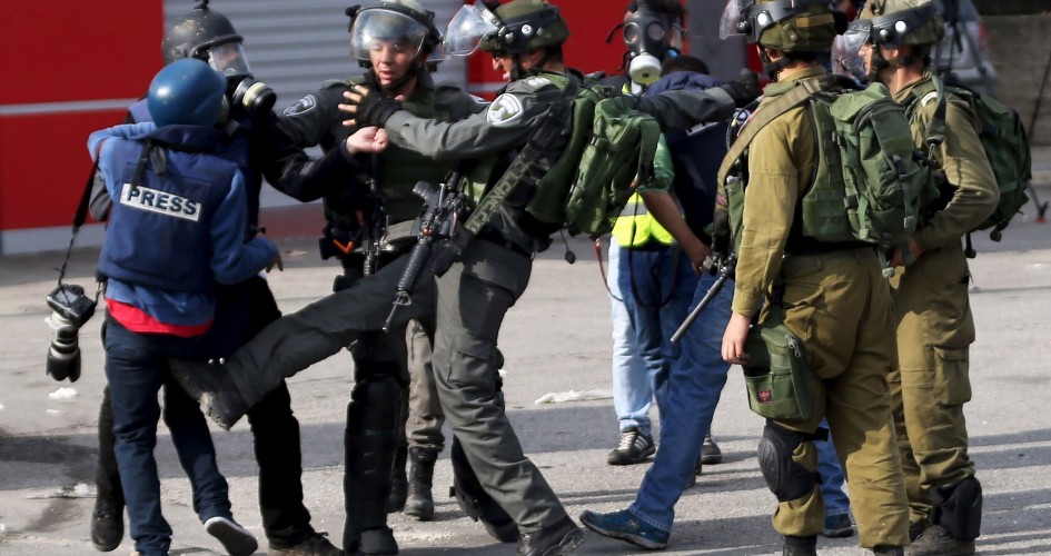 الاحتلال يطارد الصحفيين على معبر جبارة خلال تغطيتهم تحرير التميمي