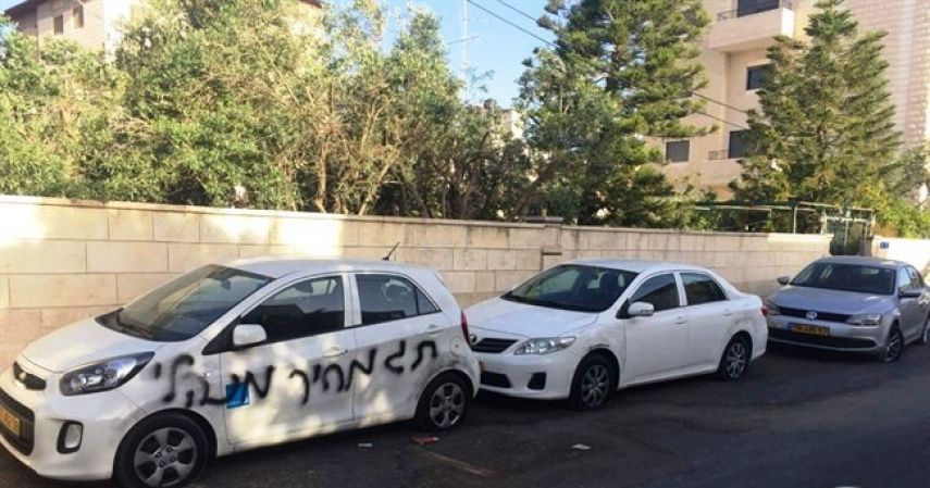 مستوطنون يخطون شعارات عنصرية ويعطبون إطارات مركبات جنوب الأقصى