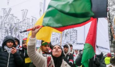 السفارة الفلسطينية في الدوحة تحتضن تظاهرة حاشدة ضد قرار ترمب