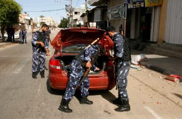 مجهول يطعن شرطيين في غزة