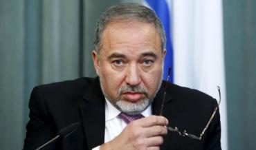 ليبرمان يمتدح المستوطن قاتل الشهيد عودة