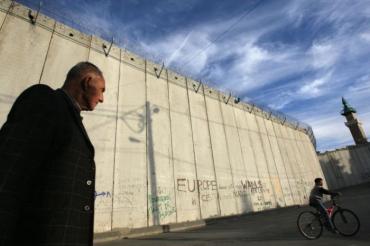 جدار على الاحياء العربية والمخيمات في مدينة القدس