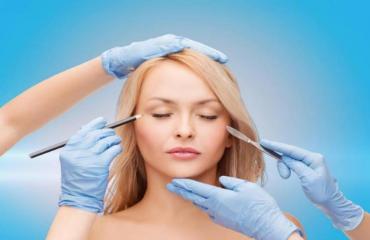 “دوامة” عمليات التجميل… نساء يروين حكايات “الندم والتحسر”