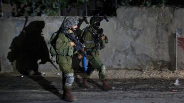  اعتقالات ومداهمات في عدة مناطق بالضفة