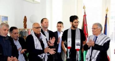 متضامن سويدي يصل التشيك في طريقه إلى فلسطين سيرا على الأقدام
