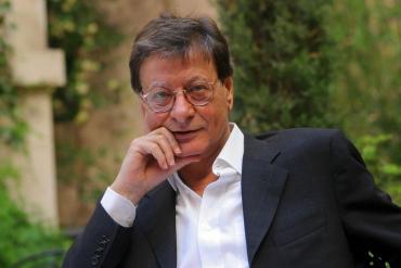 مجهولون يسطون على منزل محمود درويش ويسرقون مقتنيات خاصة 