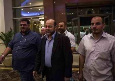 قال موسى أبو مرزوق عضو المكتب السياسي لحركة حماس، إن اتفاق المصالحة في الرابع من مايو/ أيار 2011 في العاصمة المصرية القاهرة قائم على الشراكة والتوافق الوطني.  وغرّد أبو مرزوق عبر تويتر "إن عبارات التسليم، والتمكين وشرعية طرف، دون الطرف الآخر، لا وجود لها فيما تم التوقيع عليه".  جاءت  هذه التصريحات مع بدء عملية تسلم حكومة التوافق الوطني المعابر في قطاع غزة.