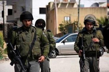 الاحتلال يداهم مخرطة ويستولي على معدات جنوب بيت لحم