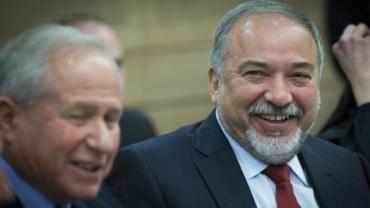 ليبرمان يخرج عن صمته ويعلق على المصالحة الفلسطينية .. ماذا قال ؟!