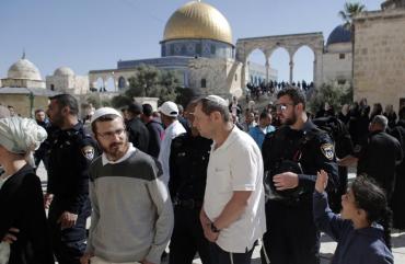 عشرات المستوطنين يقتحمون الأقصى وهيئات القدس تدعو لشد الرحال اليه