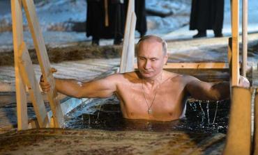 بشارة الصليب..بوتين يغوص في مياه بحيرة متجمدة احتفالا بطقس مسيحي ـ (فيديو)