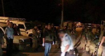الاحتلال يبحث عن المنفذ  مركبة فلسطينية حاولت دهس جنود إسرائيليين قرب حلميش