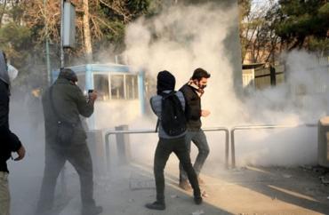 لليوم السادس.. إحتجاجات إيران مستمرّة ومقتل عنصر من الحرس الثوري