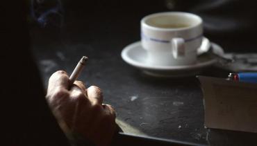 تعرف على تأثير تناول سيجارة مع فنجان القهوة في الصباح
