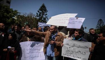 وقفة بغزة احتجاجًا على اقتطاع الحكومة الفلسطينية جزءا من رواتب الموظفين