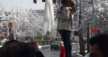 على خطى فتاة شارع “انقلاب”..