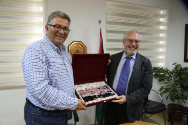 وقعت جامعة القدس، اليوم السبت، اتفاقية تعاون مع جامعة ايكامبس الإيطالية، تضمنت إقامة علاقات بين الجامعتين في عدة مجالات، مثل: تبادل الطلبة وأعضاء هيئة التدريس، والخبرات الأكاديمية، والبحث العلمي.  ووقع الاتفاقية عن جامعة القدس رئيسها عماد أبو كشك، وعن جامعة ايكامبس الايطالية رئيسها أنزو سيفيروا.  وأكد أبو كشك أهمية هذه الاتفاقية لجامعة القدس، لما تحظى به جامعة ايكامبس الإيطالية من سمعة عالمية وتميز أكاديمي وبحثي، مشيرا إلى أن هذه الاتفاقية تأتي ضمن سلسلة من الاتفاقيات الأكاديمية التبادلية والمشتركة بين جامع
