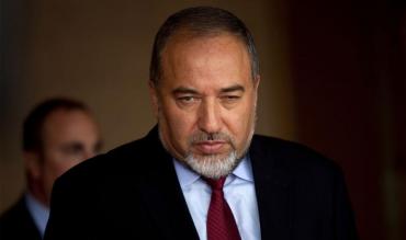 ليبرمان: الوسط التجاري الفلسطيني يدعونا لإزاحة محمود عباس