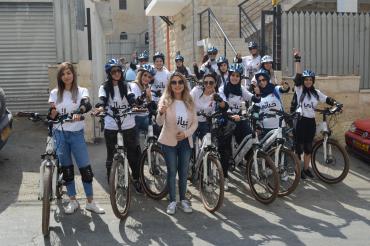 بالفيديو: البنك الوطني ينظم فعالية توعية بمرض سرطان الثدي في القدس