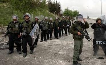 الاحتلال ينوي تطبيق سيطرته الامنية على ضواحي القدس خارج الجدار بنشر جنوده