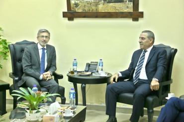 الشيخ يطلع القنصل الفرنسي على اخر التطورات السياسية وملف المصالحه الفلسطينيه